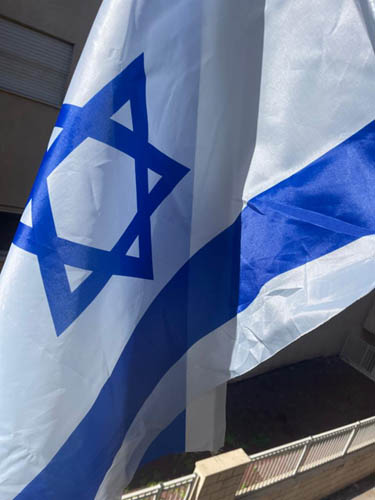 תנועת אומ"ץ דורשת יד קשה נגד קיצונים חרדים שמבזים את דגל ישראל לפני יום הזיכרון ויום העצמאות