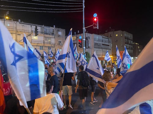 פרופ' עדה אהרוני, יו"ר איפל"ק ישראל, הובילה את מחאת דור כרמל במסגרת יום השיבוש: "בישראל לא תקום דיקטטורה"