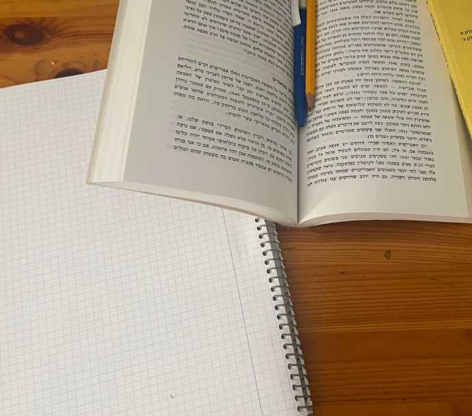 הרופא הבכיר עזר למתמחה להכין את עבודת הגמר